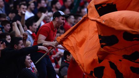 Ciudatul minut 81 al derby-ului Dinamo - Rapid. Momentul banderolei