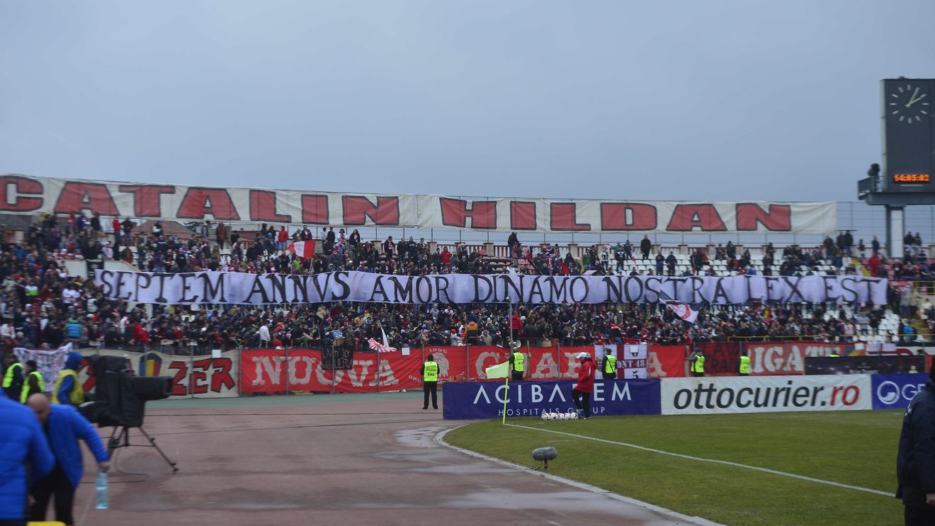 Dinamoviștii și rapidiștii au afișat mesaje față de evenimentele din Ucraina: "Genocid sovietic, miraj european - recapitularea istoriei în Piața Maidan"