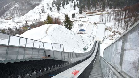 Fabrica de sărituri cu schiurile!** În cinci ani s-a ridicat deja un complex de trambuline iar românii de 15 ani sar și 130 de metri
