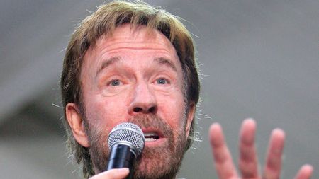 Culmea inconștienței? Să-l confunzi pe Chuck Norris cu Bruce Lee! :) VIDEO** Vezi cum a reacționat americanul!