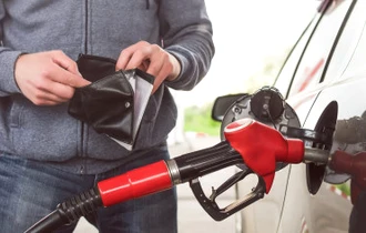 Șoferii cu mașini pe benzină vor plăti mai mult. Decizie în România, în a doua zi de Paște