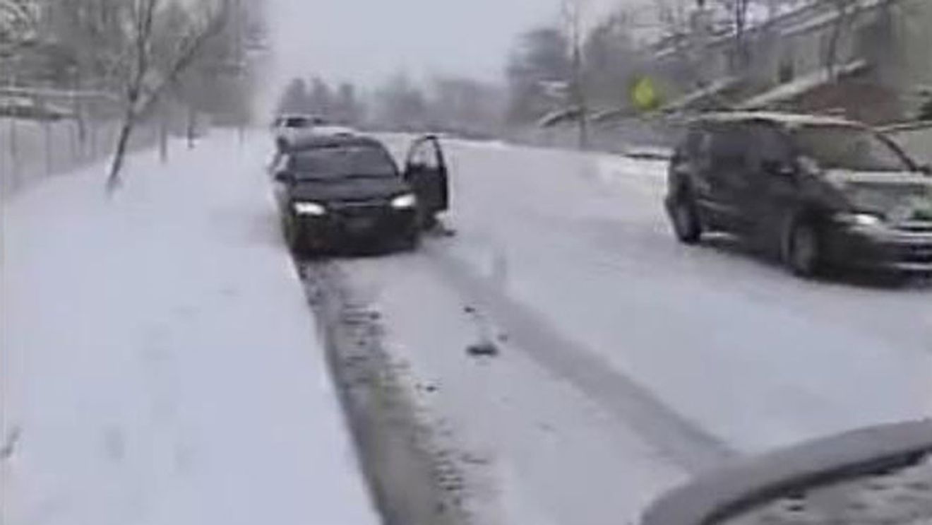 FOTO** A sărit din mașină exact înaintea impactului, dar era să fie "măturată" de un SUV