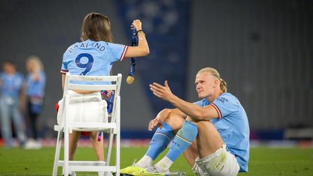 Iubita lui Erling Haaland a atras toate privirile. A intrat pe gazon și brusc norvegianul nu a mai fost în atenția tuturor | GALERIE FOTO