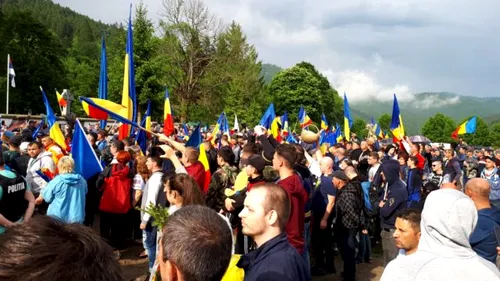 Noi tensiuni în Valea Uzului! VIDEO | 1.000 de români, printre care și suporterii echipelor de fotbal, s-au ciocnit cu etnicii maghiari, de Ziua Eroilor. Jandarmeria a intervenit