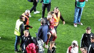 Momente halucinante în Giulești, după Rapid - Universitatea Craiova 1-2! Paul Iacob, la un pas de bătaie cu fanii din tribune! VIDEO