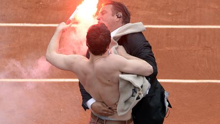 FOTO Moment fără precedent în finala de la Roland Garros! Un fan a intrat pe zgură cu o torță 