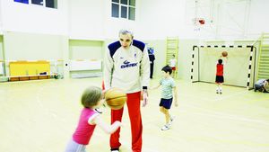 Super școală de baschet deschisă în București!** Doi "uriași" în Țara Piticilor