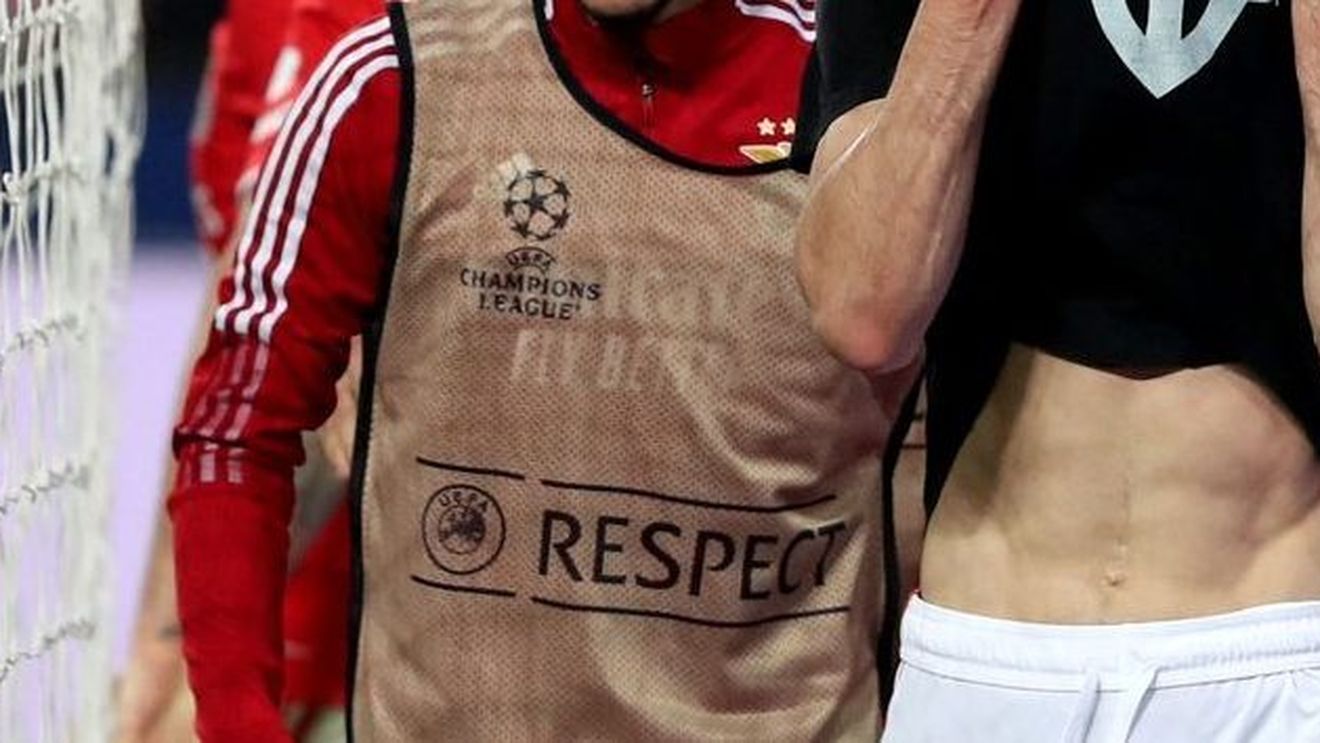 Gestul unui fotbalist ucrainean, în Liga Campionilor, a emoționat o lume întreagă, dar arbitrul i-a dat cartonaș galben! Ce a făcut Roman Yaremchuk imediat după ce a marcat în Benfica - Ajax Amsterdam 2-2