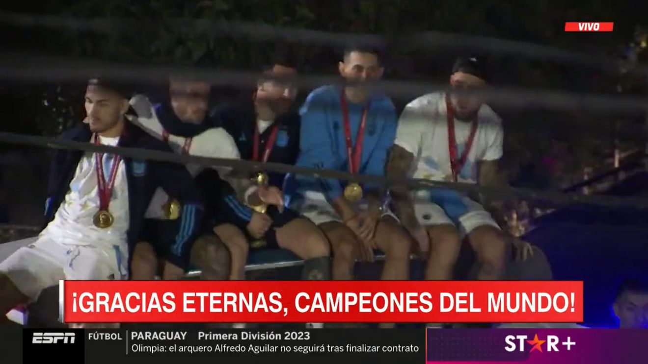 Campionii mondiali Leo Messi și Angel Di Maria, la un pas să cadă din autocar în timpul băii de mulțime din Argentina! Ce a pățit Leandro Paredes | VIDEO