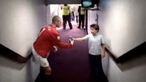Beckham, umilit de un puști :)! VIDEO** TOP 10 cele mai amuzante reclame cu fotbaliști