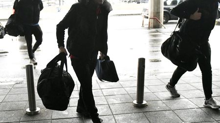 Fotbalistul lui Gigi Becali s-a dus cu 300.000 de euro cash, într-o geantă, în vestiarul FCSB! Colegul lui de cameră a refuzat să mai stea cu el în cantonament