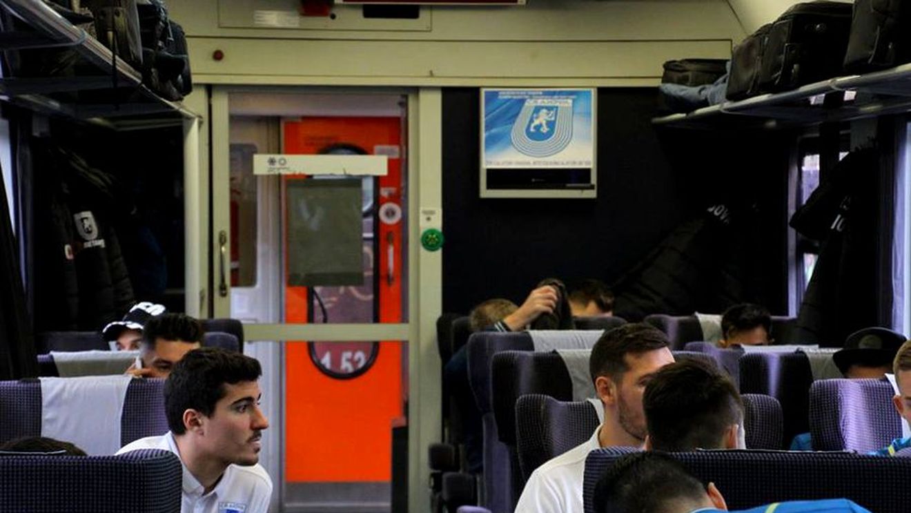 Jucătorii Craiovei au venit cu trenul la București pentru derby-ul cu Dinamo. Mesajul din timpul deplasării | FOTO