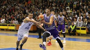 BASCHET | "Uriașul" din LNB a făcut rugby până la 16 ani. Ionuț Drăgușin nu a mai întâlnit de cinci ani un adversar mai înalt. "Îmi place să conduc, nu să fiu condus". Trei operații într-o lună și jumătate, prioritatea numărul unu și academia cu 120 de copii