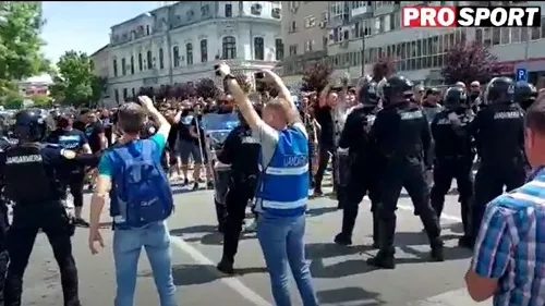 „Revolta” din centrul Craiovei! Suporterii lui echipei lui Mititelu, scandări către suporterii formației lui Rotaru, după ce elevii lui Ouzounidis s-au bucurat în stradă de câștigarea Cupei. A fost nevoie de intervenția jandarmilor | VIDEO
