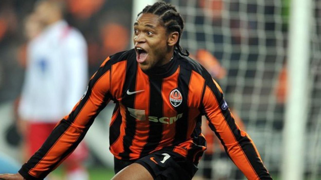 Luiz Adriano a făcut cale întoarsă. Atacantul brazilian revine la AC Milan, după ce nu s-a înțeles la bani cu echipa antrenată de Dan Petrescu