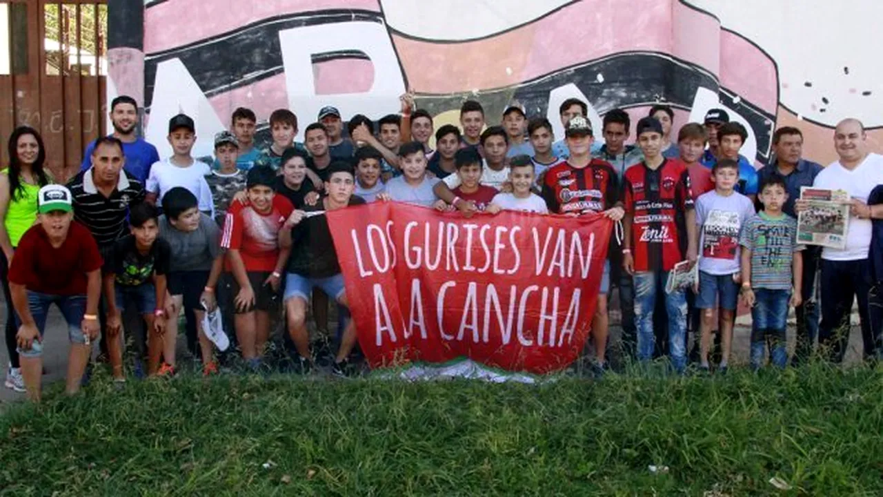 Scene de groază în Argentina! Câțiva copii prezenți la un meci din prima ligă au fost bătuți cu bestialitate, după ce au fost confundați cu suporterii echipei adverse. 