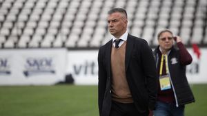 Suporterii Rapidului s-au întors împotriva lui Daniel Pancu şi a jucătorilor după înfrângerea cu CSM Reşiţa. Antrenorului i s-a cerut demisia, elevilor lui să plece. Ce sfat îi dă Mircea Lucescu lui Pancone