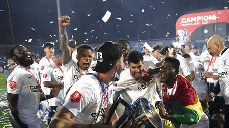 Ce surpriză pentru Gică Hagi și jucătorii Farului! Cine a pregătit din timp șampania de colecție pentru sărbătoare și cât costă o sticlă: „Ne-au adus-o cu o zi înaintea meciului!” | FOTO EXCLUSIV