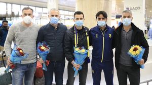 Costel Gâlcă, primit cu flori la sosirea în Arabia Saudită! A condus deja primul antrenament la Al Hazem | FOTO