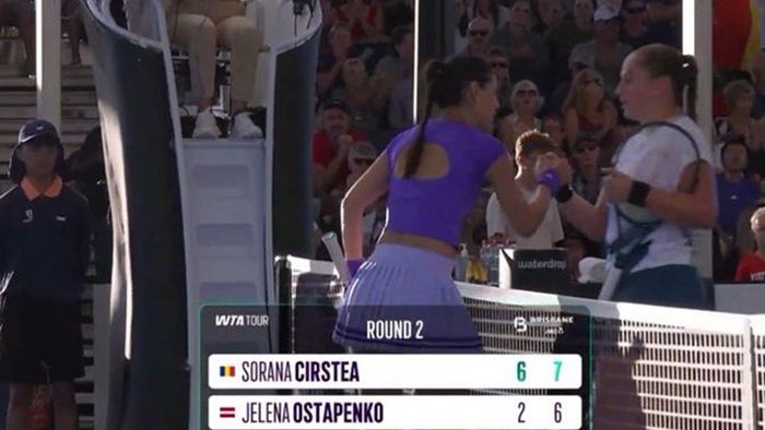 Ce au observat jurnaliștii străini după victoria Soranei Cîrstea contra Jelenei Ostapenko la Brisbane: „La 35 de ani face asta!” Momente neașteptate la final