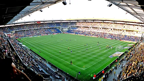 Sex pe stadionul lui Brondby. Cum au fost surprinși doi tineri la centrul terenului