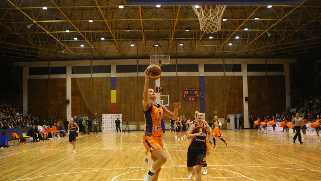 Un coș cu vin roșu!