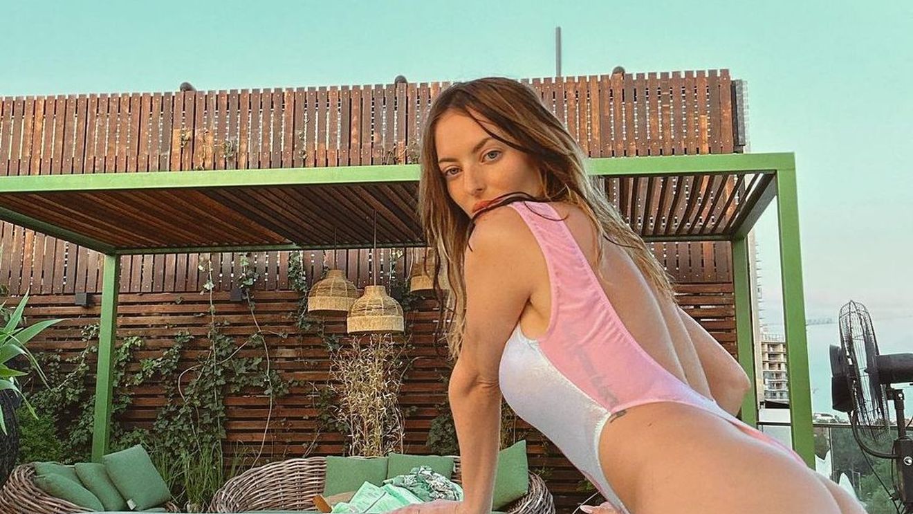 Fosta iubită a lui Edi Iordănescu, imagini incendiare de la piscină! S-a fotografiat într-un costum de baie minuscul și i-a înnebunit pe toți | GALERIE FOTO