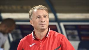 O echipă cu un buget mai mare decât al CFR-ului a vrut să-l "fure" pe Dan Petrescu, chiar înainte de prezentare. De ce i-a refuzat "Bursucul"