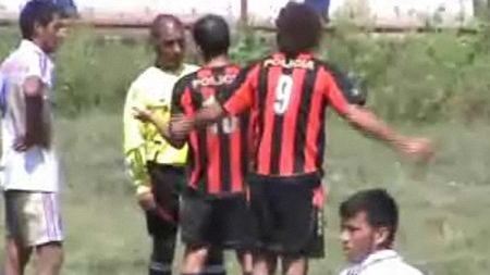 VIDEO** Cum sunt tratați arbitrii prin alte părți? Tușier, băgat în spital de un jucător! Fotbalistul a fost arestat