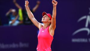 Halep repetă performanța din sezonul trecut și se califică în sferturi la Cincinnati. "Mulțumesc pentru susținere" Prima reacție după victoria cu Safarova