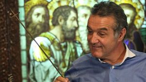 Cum vede Becali imnul Stelei:**"Să fie ceva, acolo, de Dumnezeu, dar să fie!" Vezi aici refrenul!