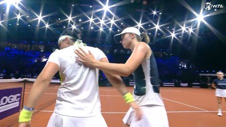 Imagini dramatice la meciul Iga Swiatek - Ons Jabeur, din semifinalele turneului de la Stuttgart! S-a accidentat după numai trei game-uri și a părăsit terenul în lacrimi | VIDEO