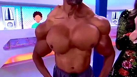 Toți râdeau de el că e prea slab, dar când și-a dat cămașa jos publicul a rămas fără cuvinte. E de NERECUNOSCUT: cum a ajuns să arate