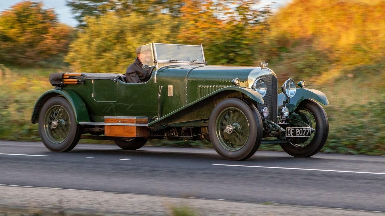 De ce emblema de la Bentley are, de fapt, aripi! Cine a fost creatorul acestei mărci exclusivite de automobile și cum a ajuns atât de prețioasă în timp | FOTO