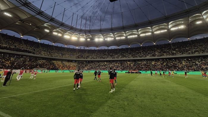 Apariție surpriză la FCSB - Dinamo. Mulți fani s-au înghesuit să ia un autograf