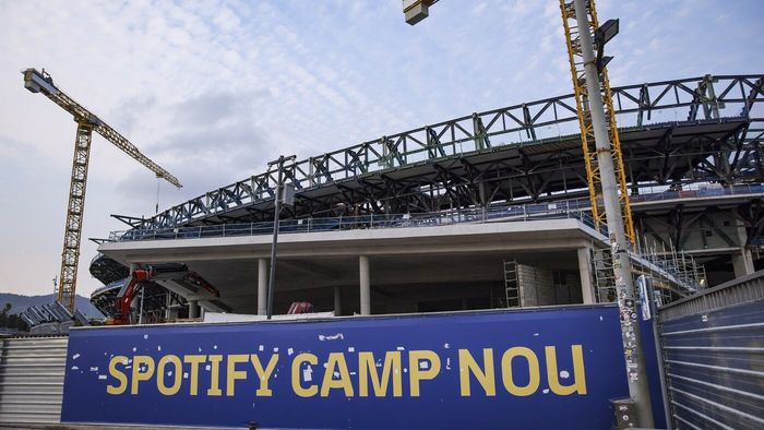 Muncitorii care au lucrat la stadionul Nou Camp, printre care și români, au făcut scandal din cauza condițiilor: „Au muncit la negru, câte 12 ore pe zi, șapte zile din șapte”