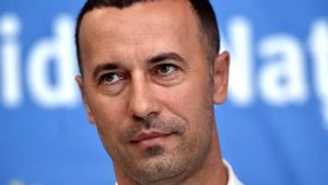 Legăturile nebănuite cu fotbalul ale „Baronului Lamborghini”, Iulian Dumitrescu! Fostul șef CJ Prahova, acuzat de DNA pentru luare și dare de mită și trafic de influență, stătea cu chirie într-un apartament pentru care le-ar fi plătit 10.000 de euro pe lună lui Cristi Chivu și Adelinei Chivu. Bombă: omul lui de încredere e fostul jucător al Stelei, Daniel Dunăreanu, care e acuzat de complicitate