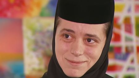 Ieri gimnastă de performanță, azi măicuță la mănăstire. Povestea Ecaterinei, cea care a devenit „mamă” pentru peste 150 de copii din Rădăuți