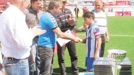 Hagi: „La copii școala e obligatorie, restul e pasiune"