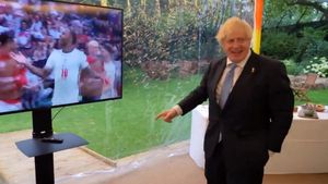 Premierul Boris Johnson a urmărit cu entuziasm Anglia - Germania! Cum a reacționat la golurile marcate de Sterling și Kane | VIDEO