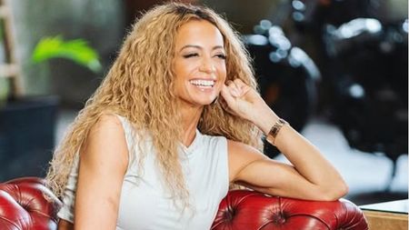 „Mi s-a rupt bluza”. Ce a văzut o lume întreagă după ce prezentatoarea TV s-a întins prea tare