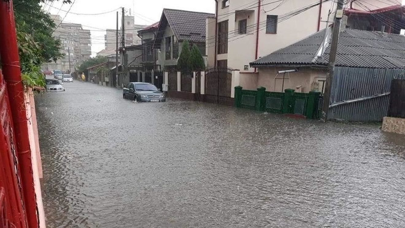 Meciul dintre Astra și FCSB ar putea fi amânat! FOTO | Orașul Giurgiu a fost inundat după o furtună de proporții
