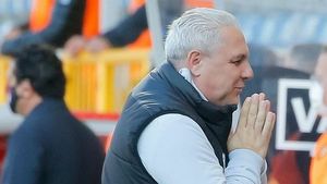 Ce a postat Marius Şumudică pe WhatsApp cu câteva ore înainte să ajungă la spital! „Am fost bun cât timp le-am fost de folos! Oamenii te pupă şi te scuipă cu aceeaşi gură!”