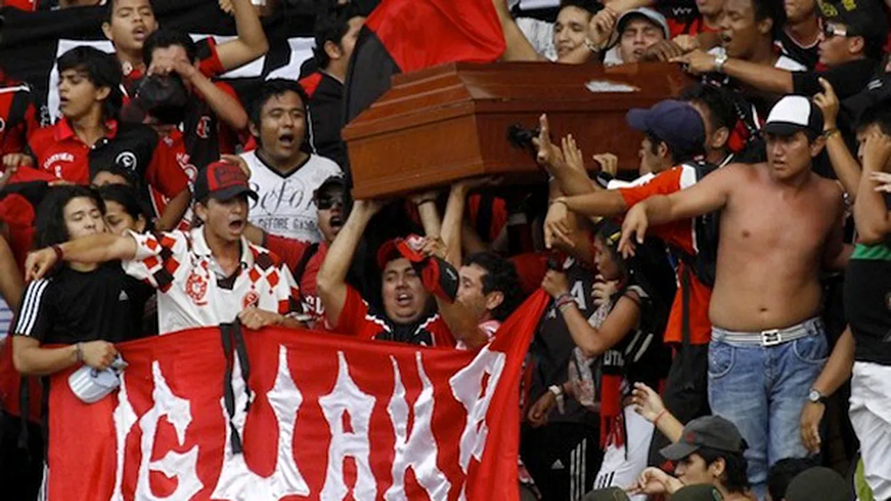 Suporterii unei echipe columbiene au dus pe stadion un sicriu în care se afla cadavrul unui fan