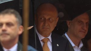 Dan Șucu vrea să-l transfere pe mijlocașul român pentru care Ajax Amsterdam a plătit o avere: „Informații de culise”