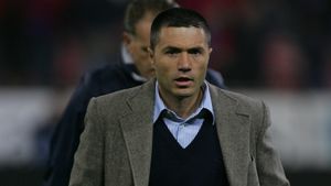 Adrian Ilie împlinește 34 de ani! Transmite-i un mesaj!