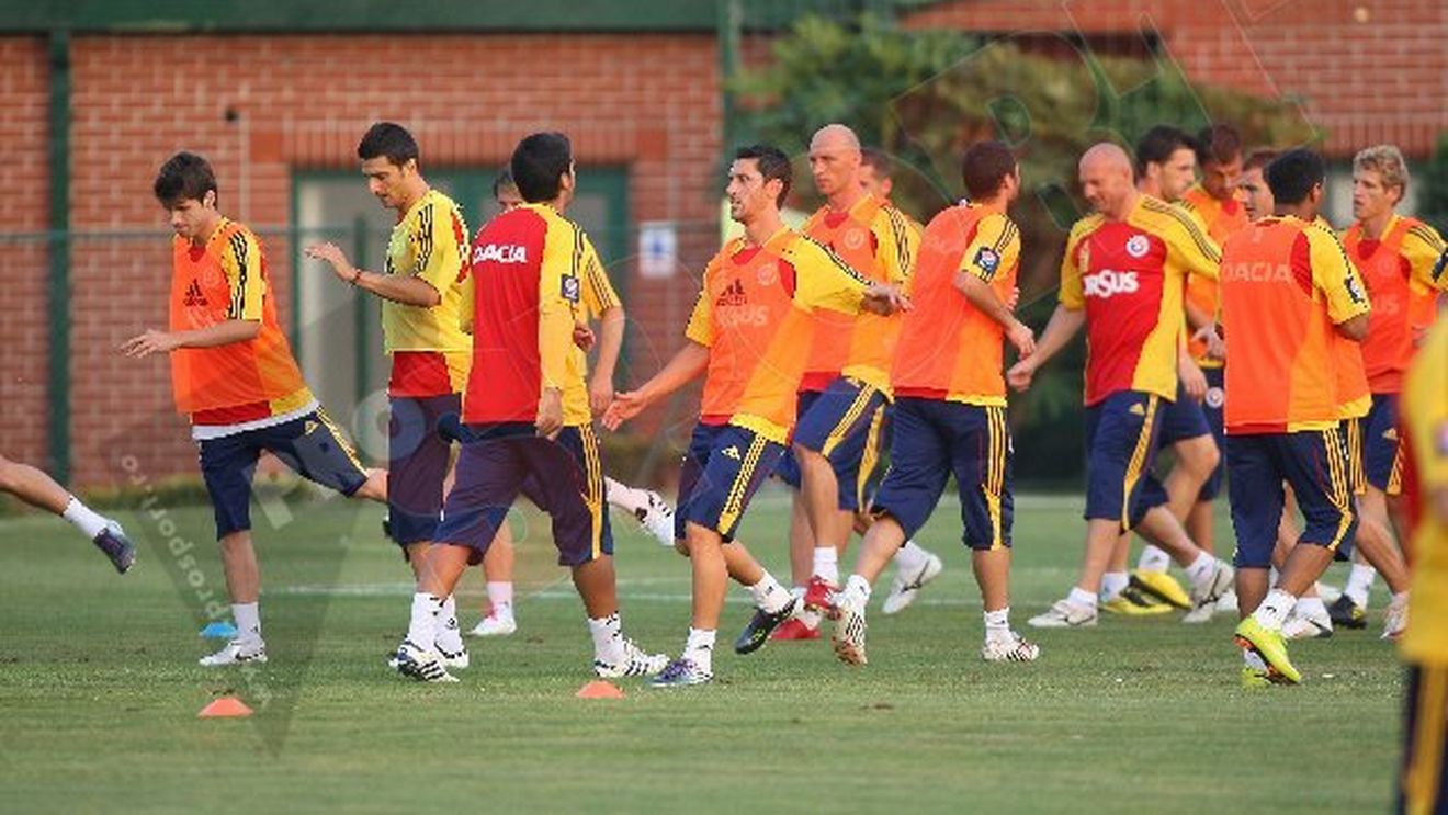 FOTO** S-au pregătit pentru lupta cu turcii! Elevii lui Lucescu, la primul antrenament înainte de amicalul cu trupa lui Hiddink!