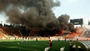 26 de ani de când galeria lui Dinamo a incendiat peluza oaspete de pe vechiul stadion din Ghencea. Mărturii de la fața locului din partea a doi dintre protagoniștii acelei partide. „Simțeam căldură foarte mare din spatele porții!”. Amintiri cu fuga lui Cornel Țălnar spre Valeriu Argăseală, tușier în derby-ul respectiv | EXCLUSIV