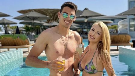 Andreea Bălan e mai răsfățată ca oricând de iubitul ei tenismen. Imagini cu frumoasa cântăreață în costum de baie, la piscină, alături de Victor Cornea