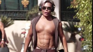 A investit aproape 500.000 de euro în operații, iar acum nu trebuie să mai meargă nici la sală! Păpușa umană Ken și-a "lucrat" pectoralii și abdomenul la estetician